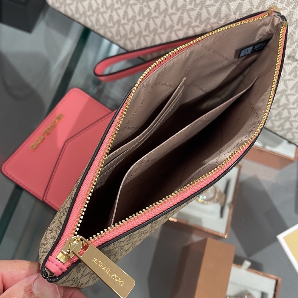 MICHAEL KORS JET SET ITEM LG 2 in 1 CARD CASE & WRISTLET
Tea Rose 
NWT - Picture 10 of 16